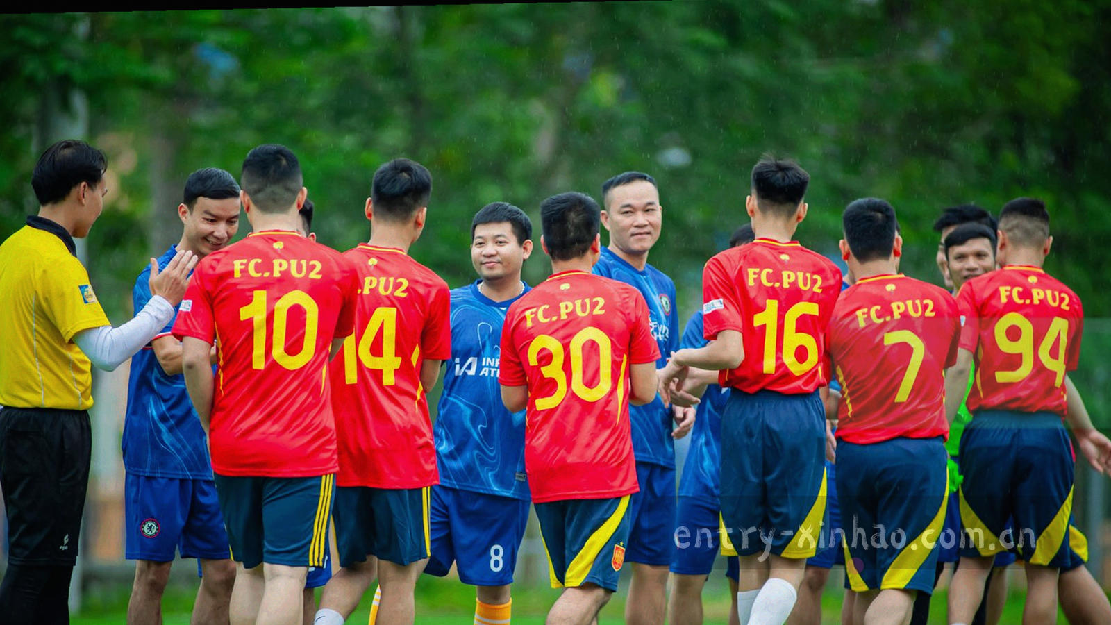 入口索引的层层收束结构示意，细线密集并在命中位置标注亮点